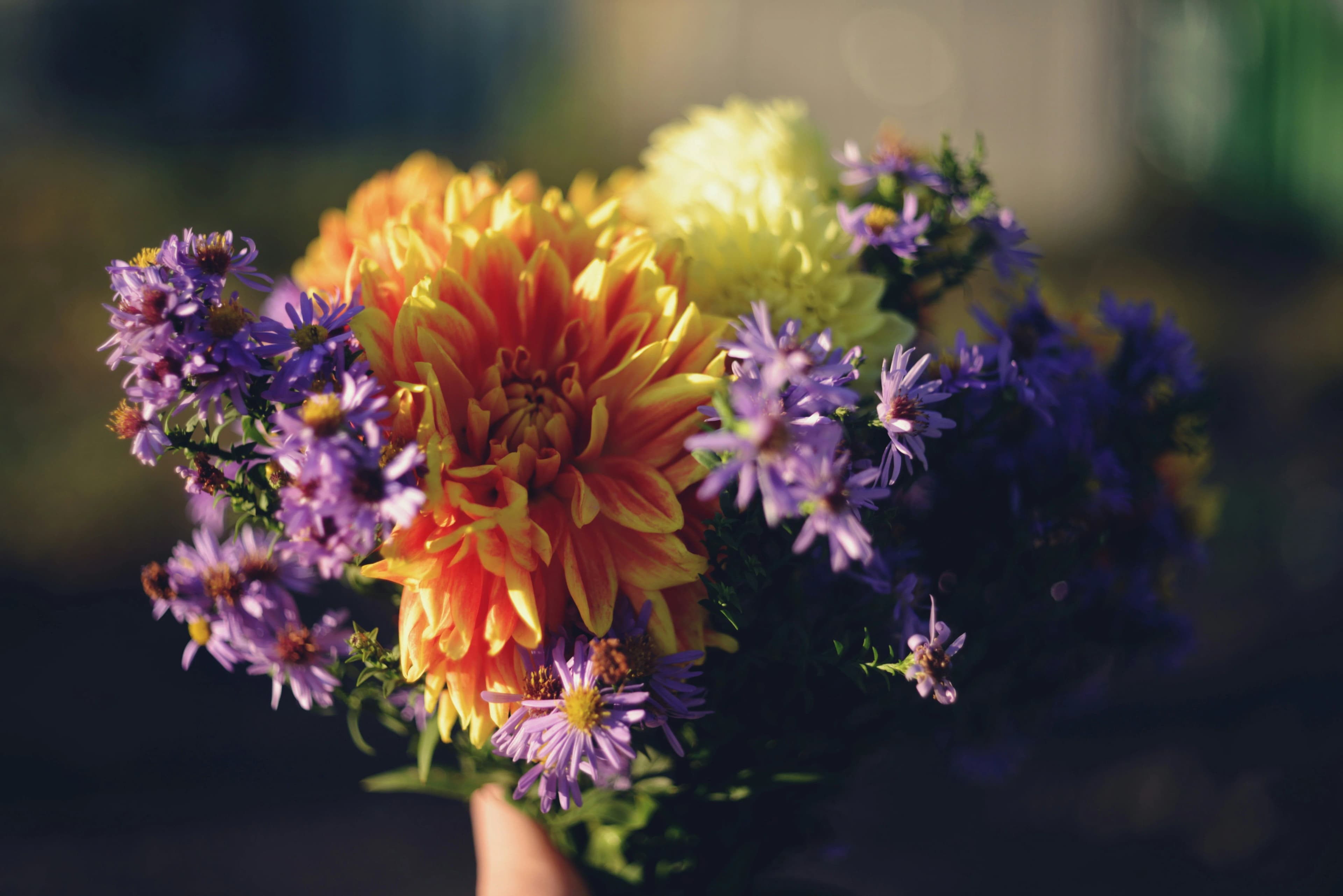 Cremation Urn Flowers: Honoring Loved Ones with Dignity and Beauty